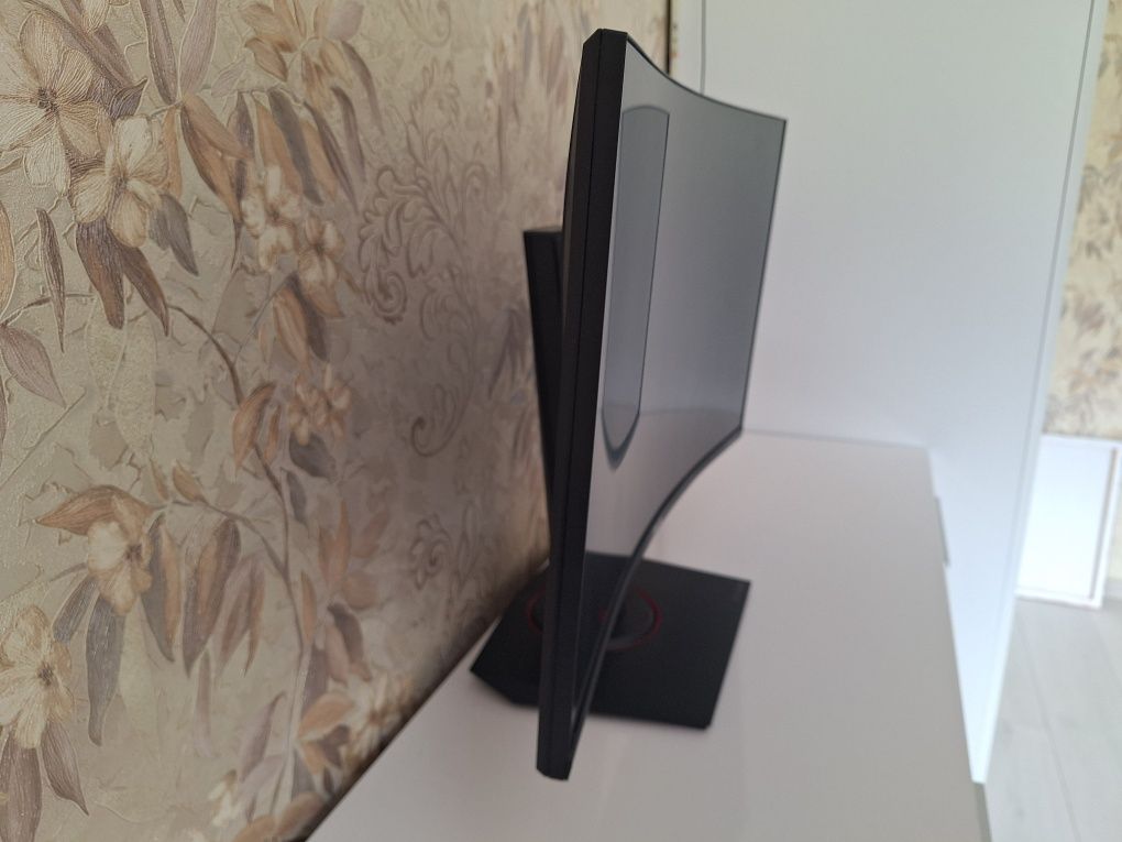 Геймерський монітор із вигнутим екраном TUF Gaming VG27VQ: 27" Full HD
