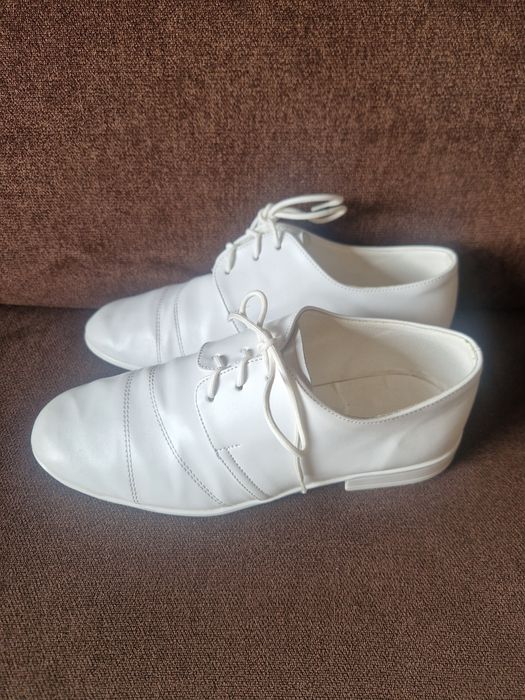 Buty chłopięce białe 35
