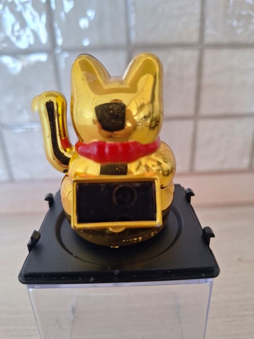 МАНЕКІ НЕКО, кіт махає лапою