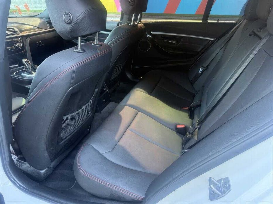 BMW 3 Series 330i      2019