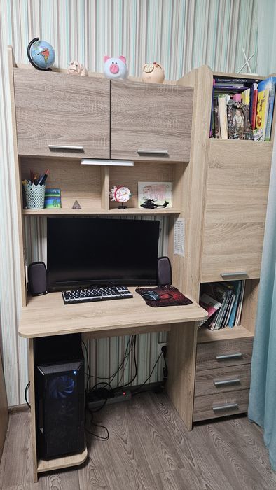 Письмовий стіл для школяра