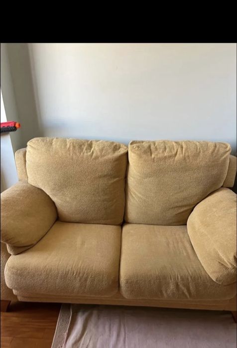 Sofá amarelo duas pessoas