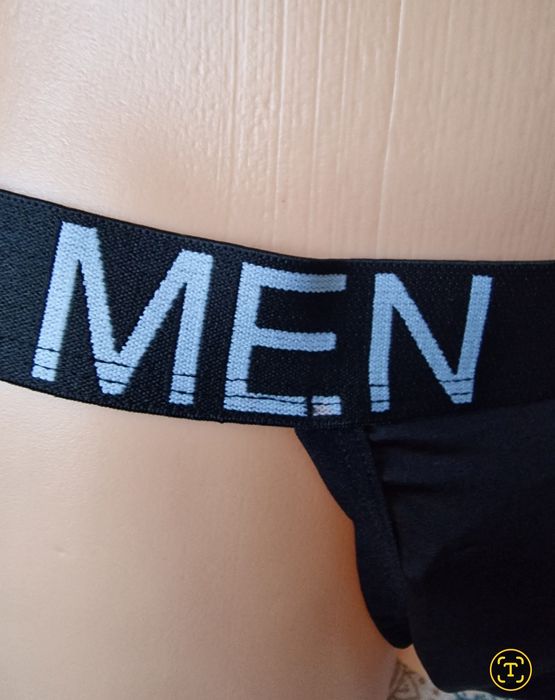 Seksowne męskie stringi z szerokim gumowym pasem i nadrukiem.