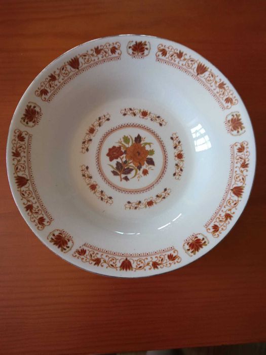 Candeeiro pequeno e pratos fundos