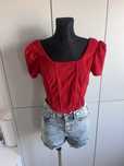 Czerwony crop top z bufiastymi rekawami