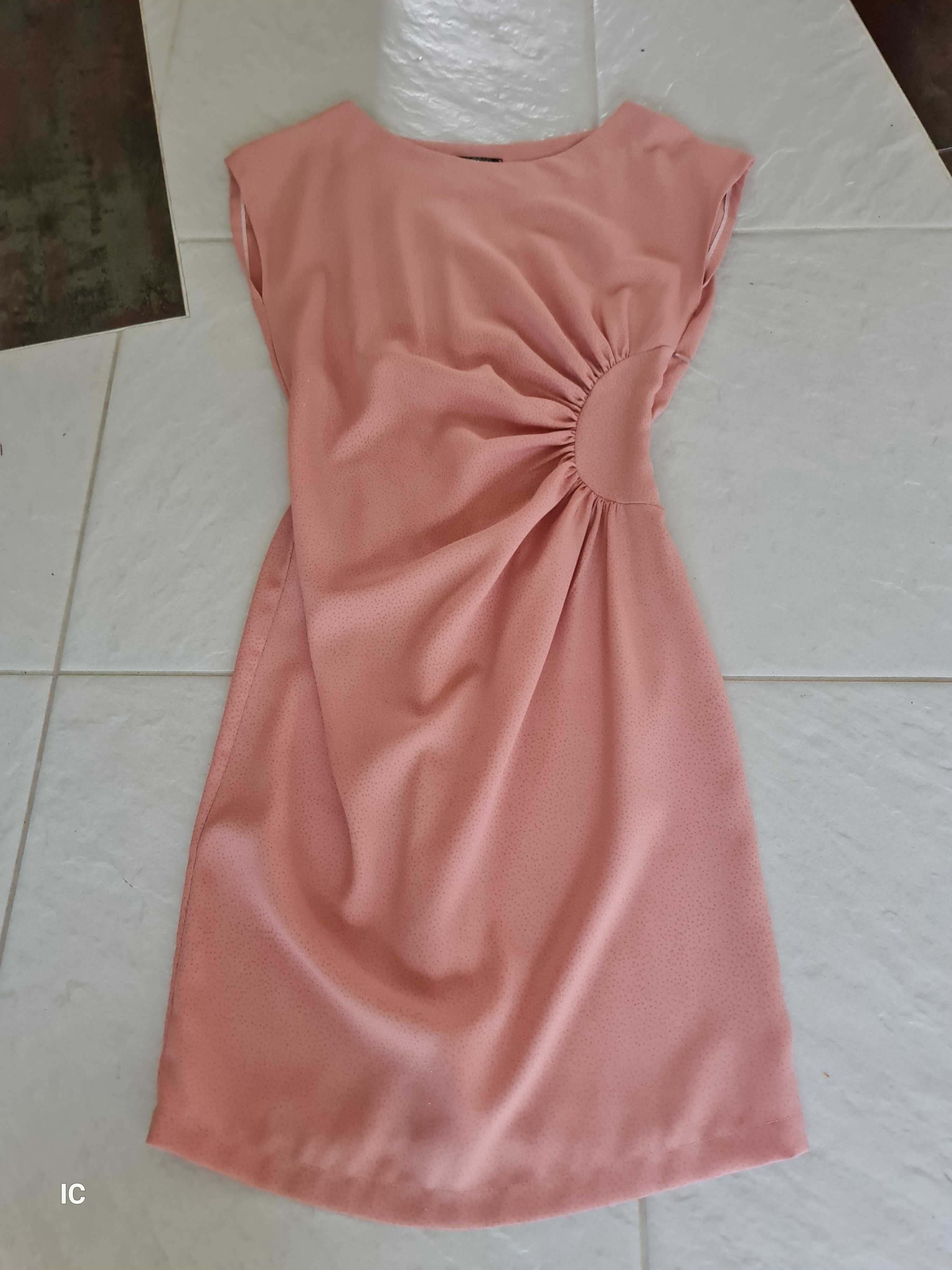 Elegancka, różowa sukienka dla kobiety na każdą okazję