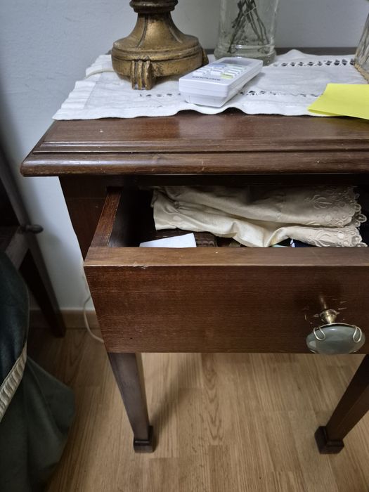 Mesa de cabeceira D. Maria