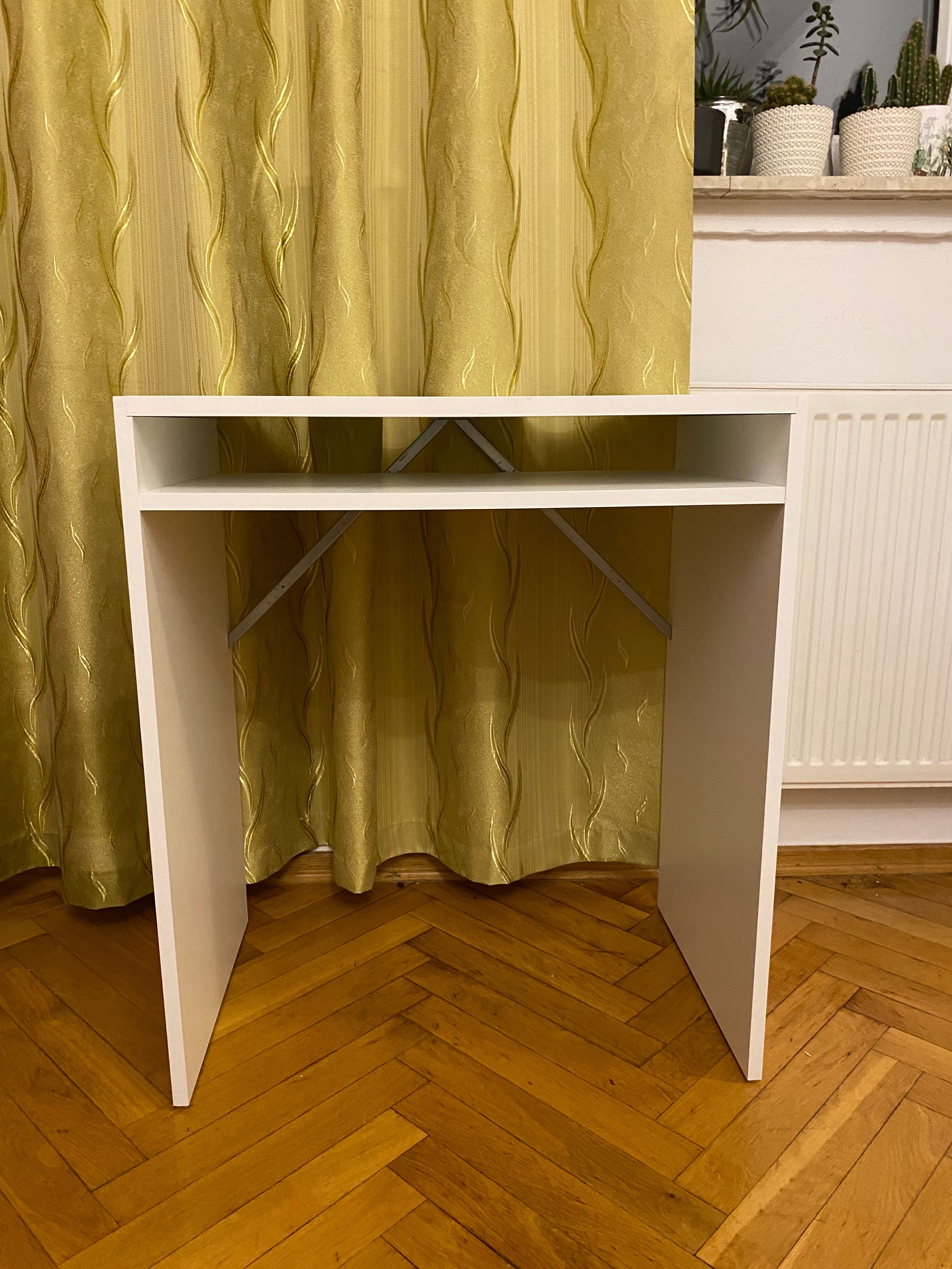 białe biurko IKEA stabilne