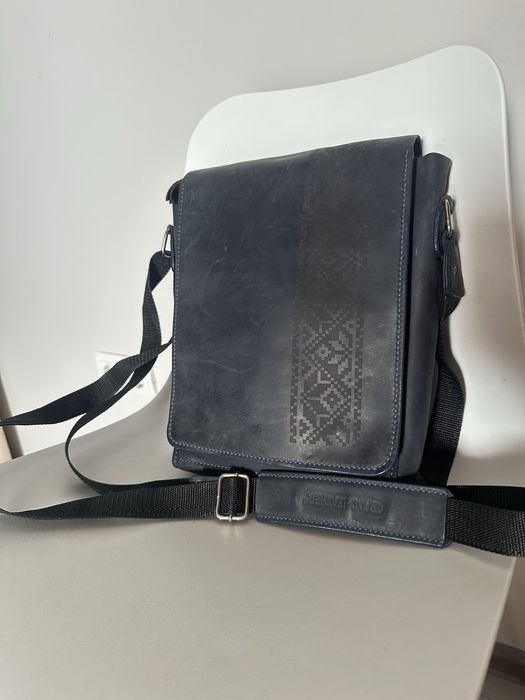 Шкіряна чоловіча сумка-планшет з патріотичним гравіюванням-вишиванка