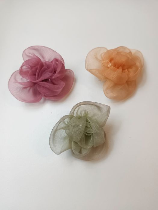 Alfinete flor em organza