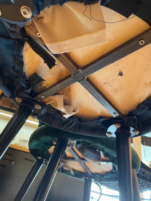 Okrągły stół z krzesłami