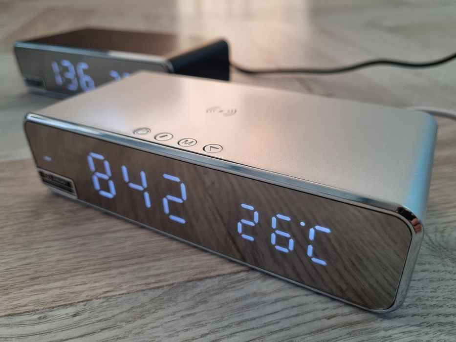 Класний подарунок! LED-годинник з бездротовою зарядкою, термометром (н