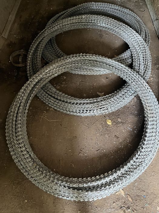 Продам колючую проволку на забор