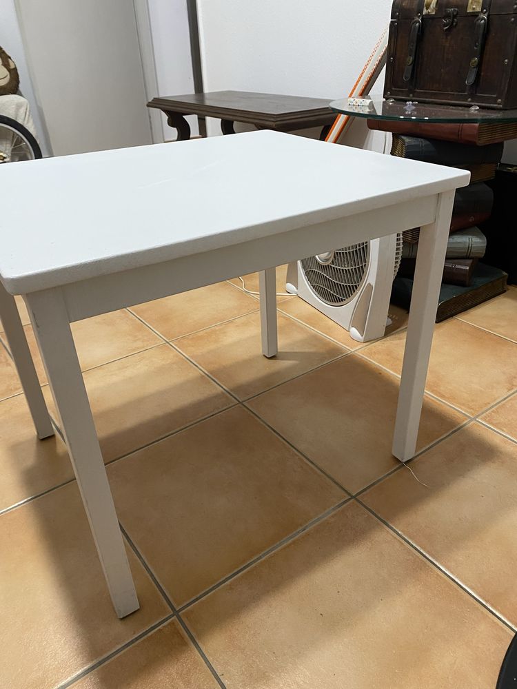 Mesa de madeira pintada de branco