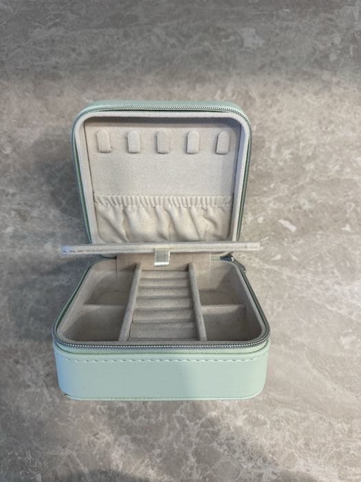 Nowa szkatułka na biżuterię Apart