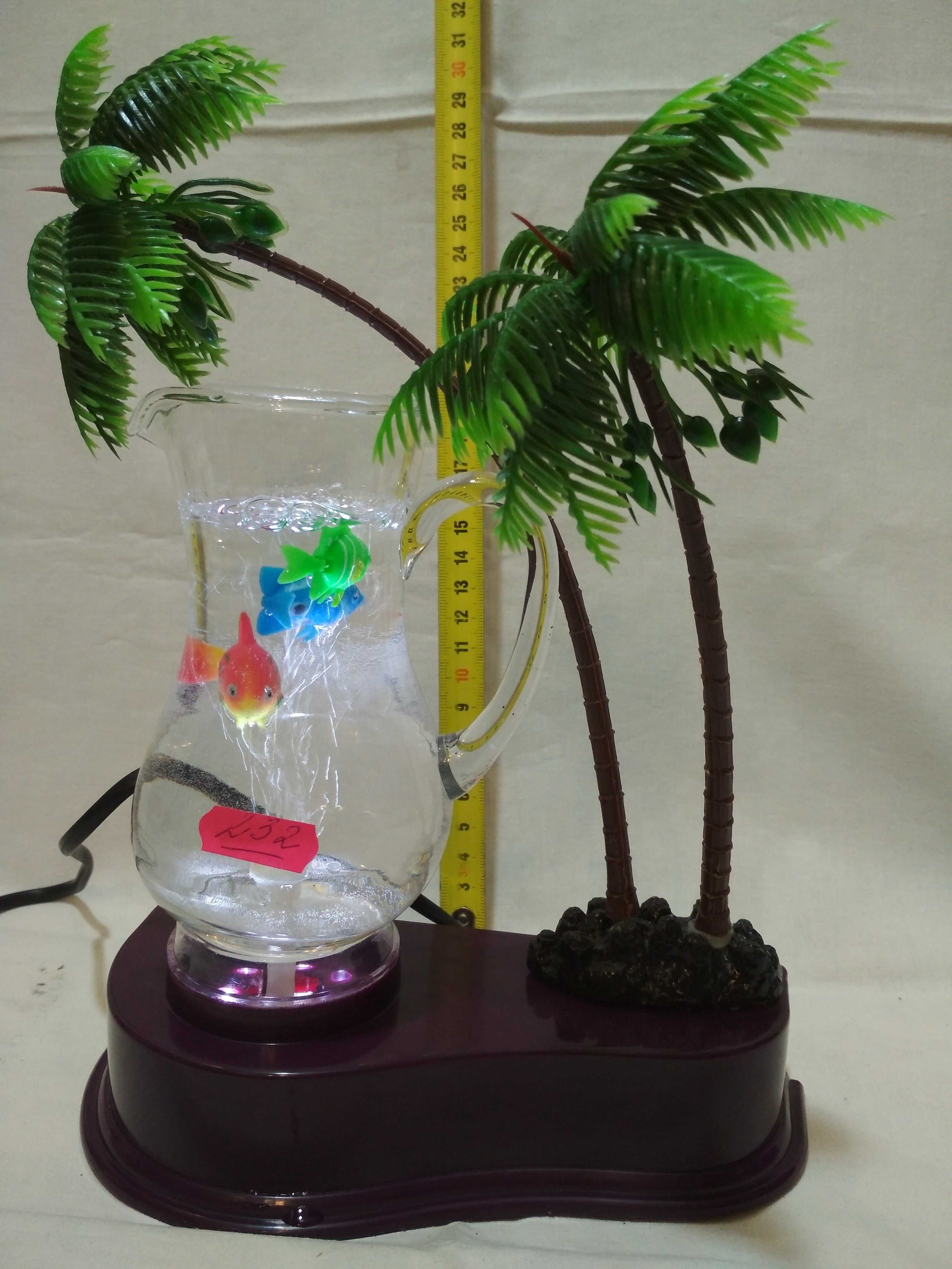 декоративный аквариум с рыбками, светильник, пальма и кувшин