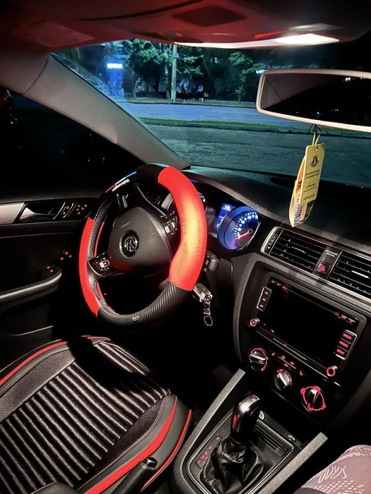 Продам Volkswagen Jetta 2015 года, 1.8 бензин