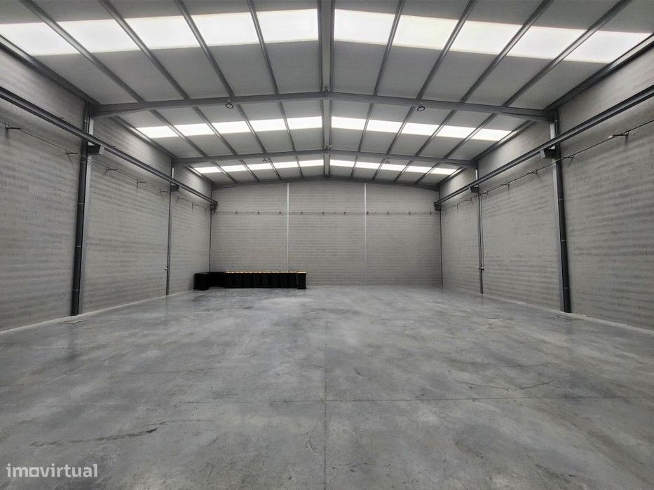 Armazém novo para arrendar na Maia