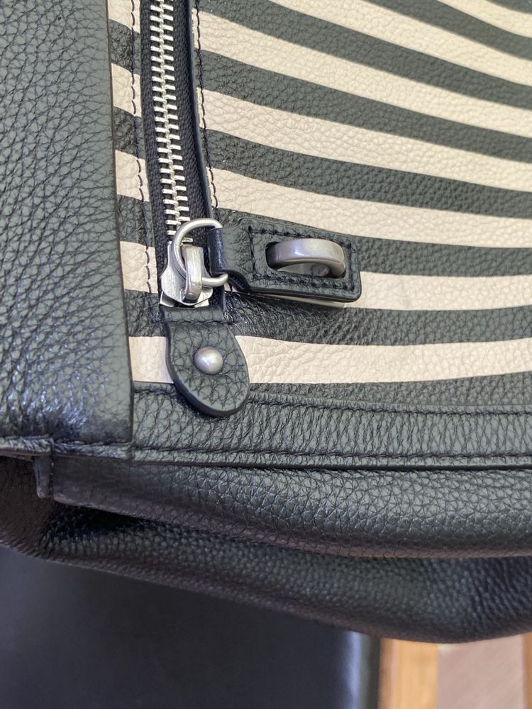 Torebka ze skóry Guess Luxe