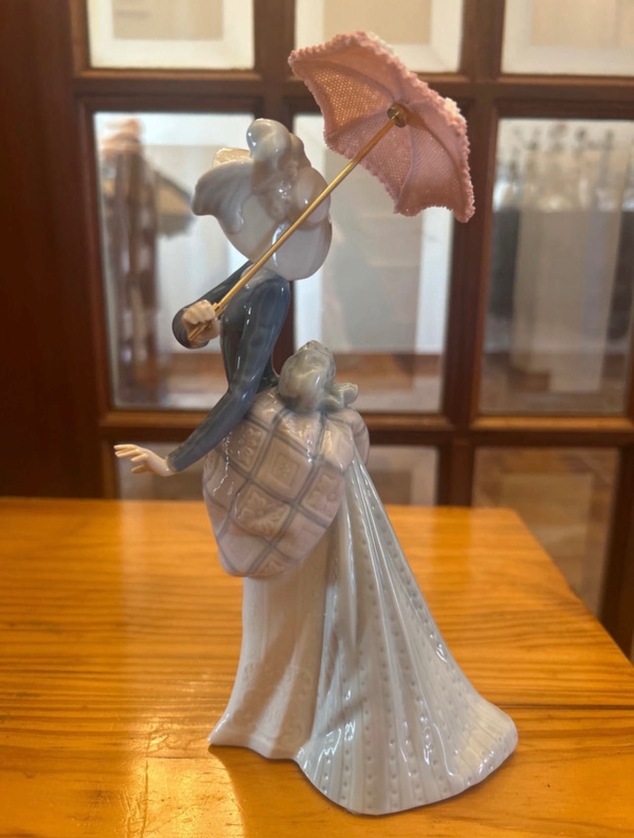 Figura Lladró - 5687 “ Dama con sombrilla a la izquierda”