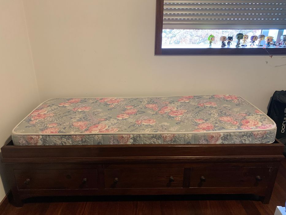 Cama individual e sofá com muita arrumação