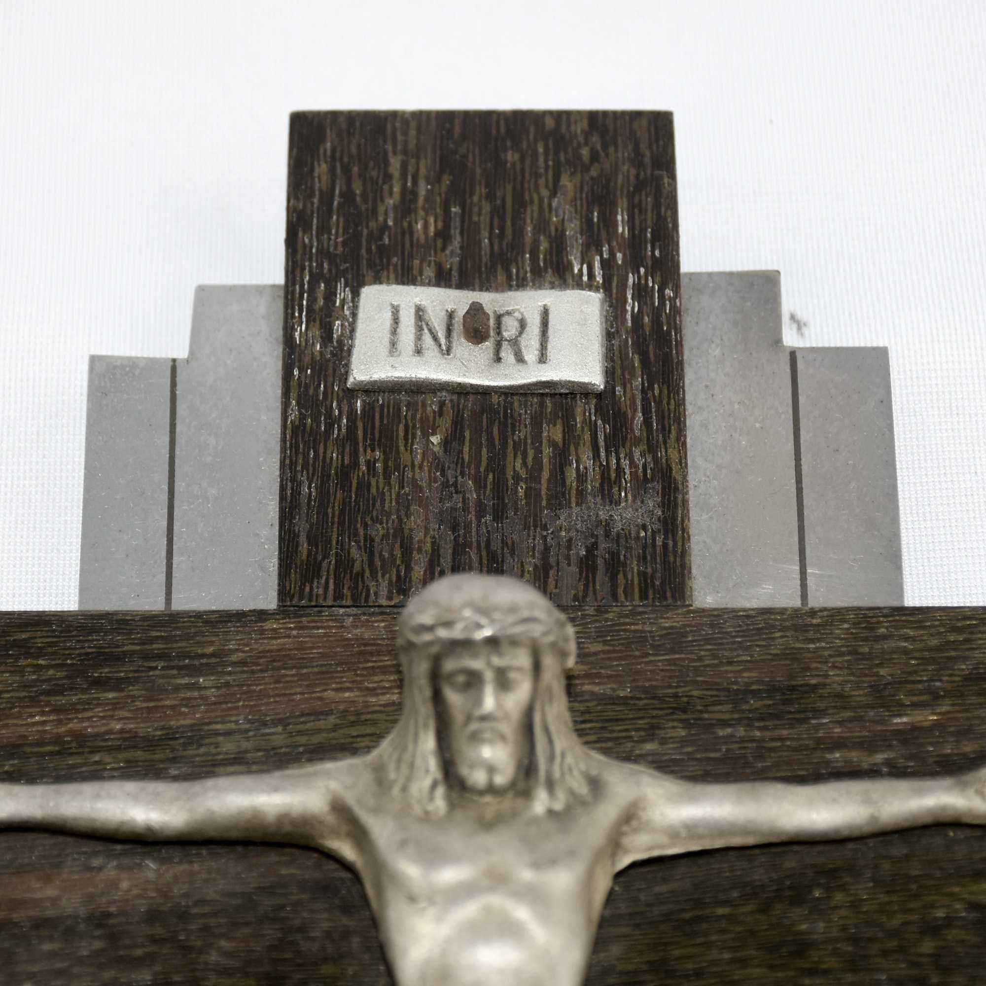 Cruz com Cristo crucificado em madeira de jacarandá e metal prateado