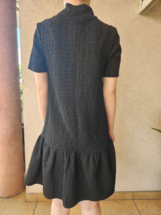 czarna sukienka z krótkim rękawem marki ZARA, rozmiar S