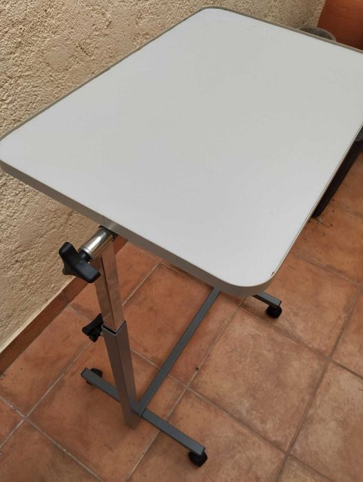 PREÇO NEGOCIÁVEL- Mesa Hospitalar de Refeição - Usada