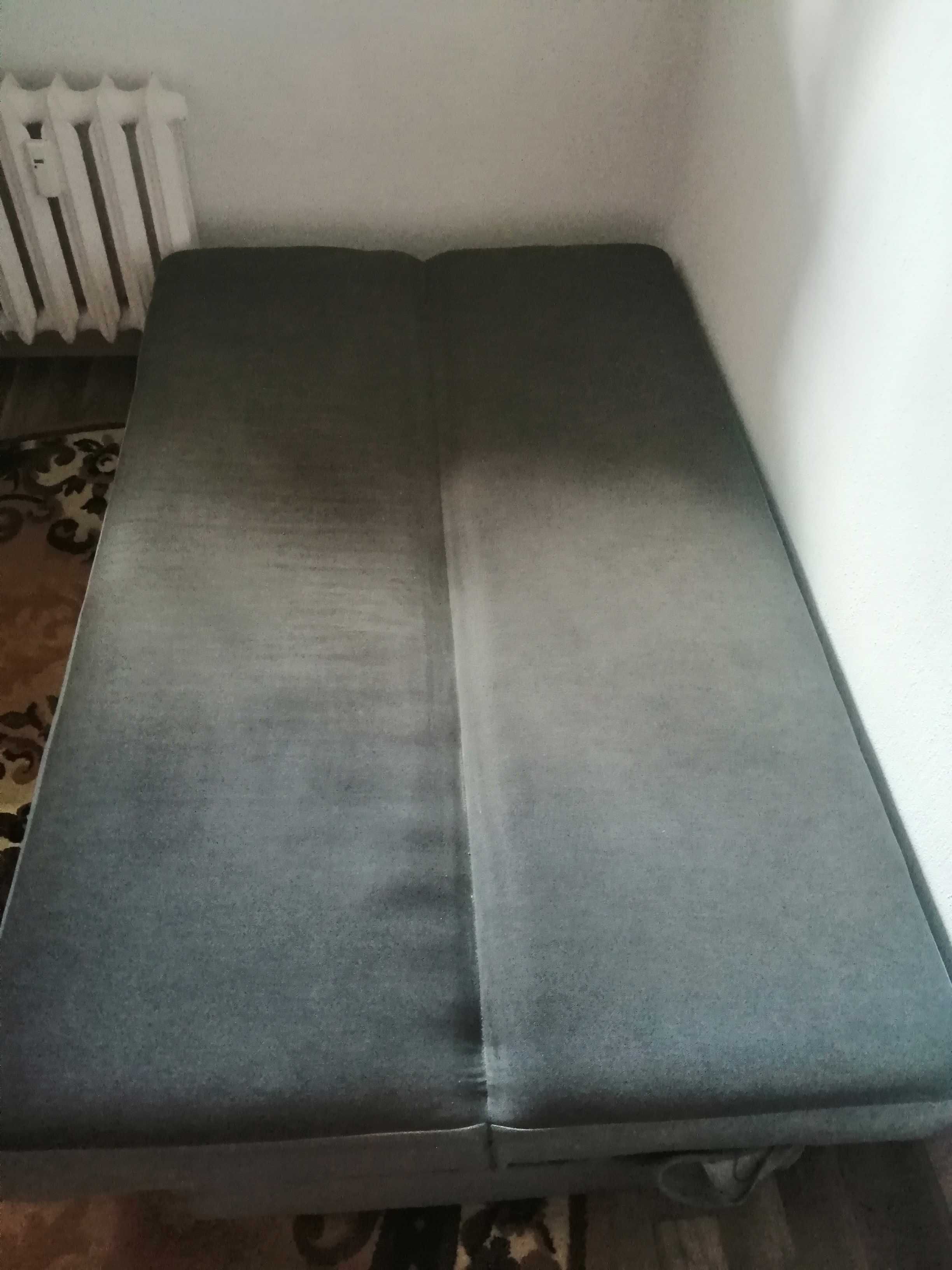 Sofa rozkładana  jest w dobrym stanie