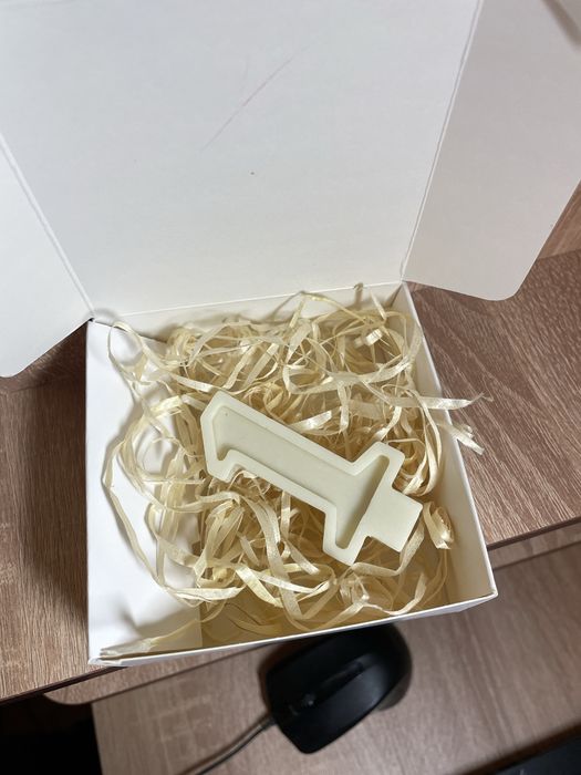 Свічка цифра 1 у торт