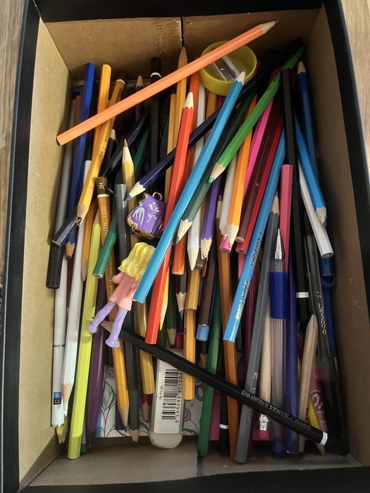 Kredki i zeszyt cwiczeń z rysunku