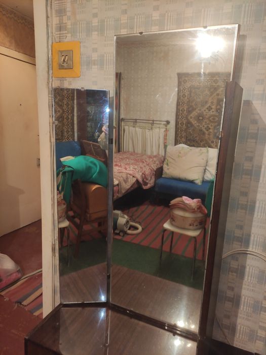 Трюмо, тумба з дзеркалом