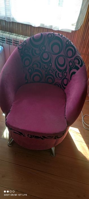 Różowe fotele w czarne wzory