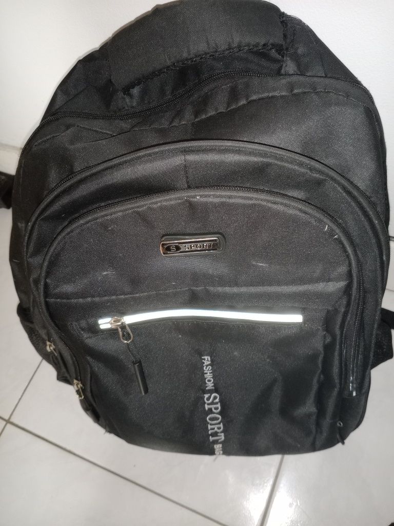 5€ Mochila com vários zonas de arrumação mas em bom estado