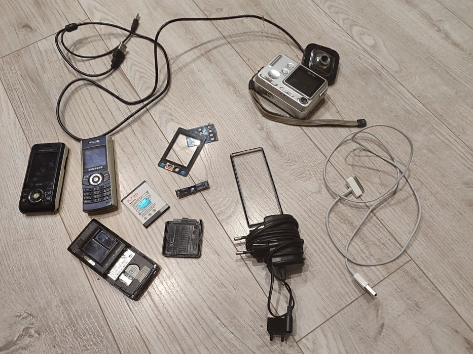 Старі телефони, фотоапарат,камера до ноутбука
