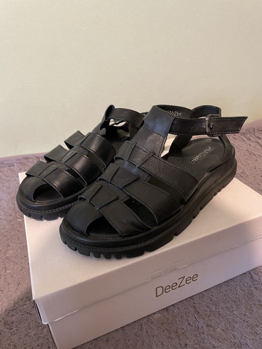 Жіночі сандалі зі шкіри