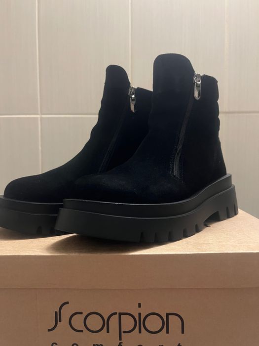 Нові замшеві зимові сапожки