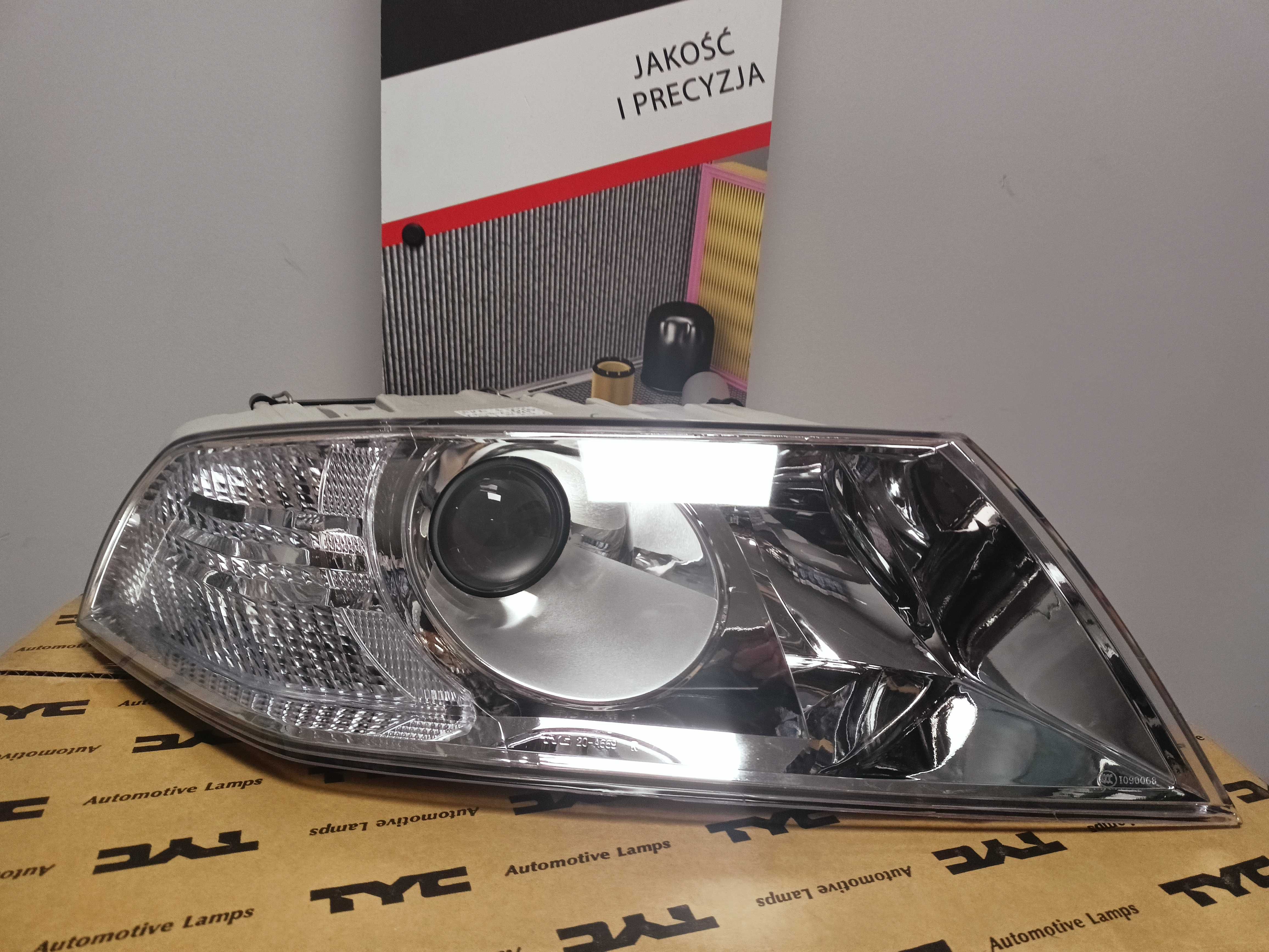 Skoda Octavia 2 04- Lampa/Reflektor przód prawy Xenon D1S +H 1