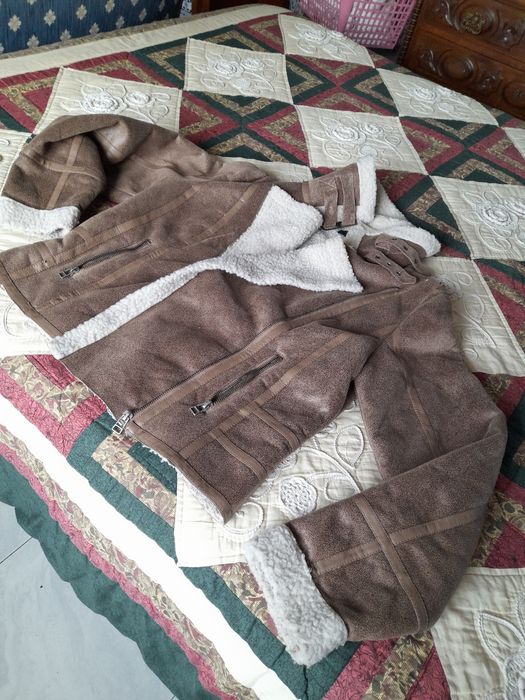 Casaco em nobuc castanho com pelo por dentro com aplicações em pele