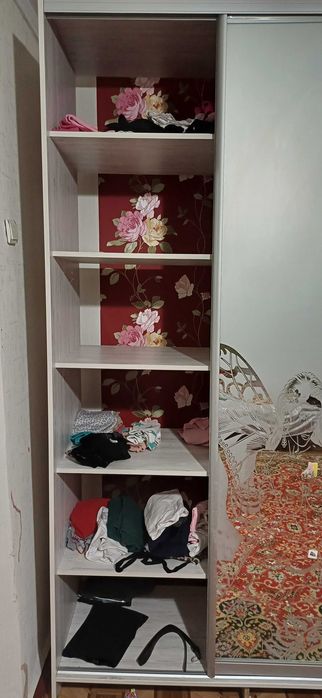 Продам майже новий шкаф