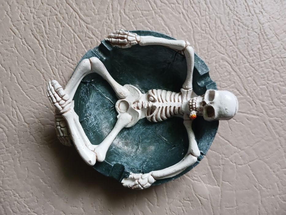 Попільничка скелет