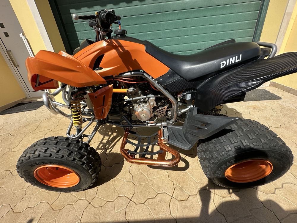 Moto 4 pouco uso.