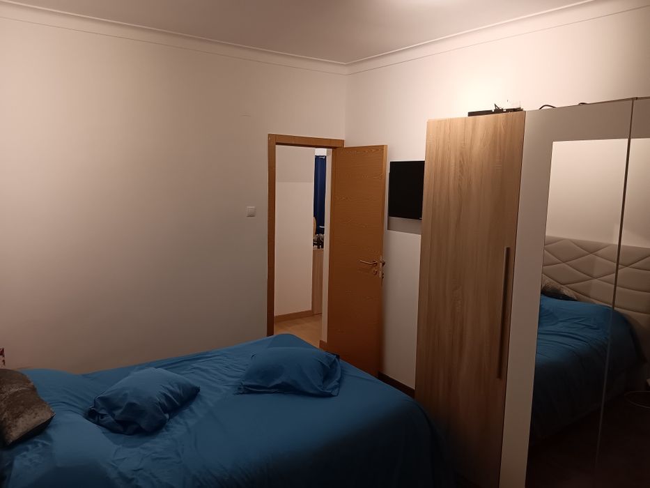 Feijo Apartamento T4 no primeiro andar, remodelado para T3 com sala de