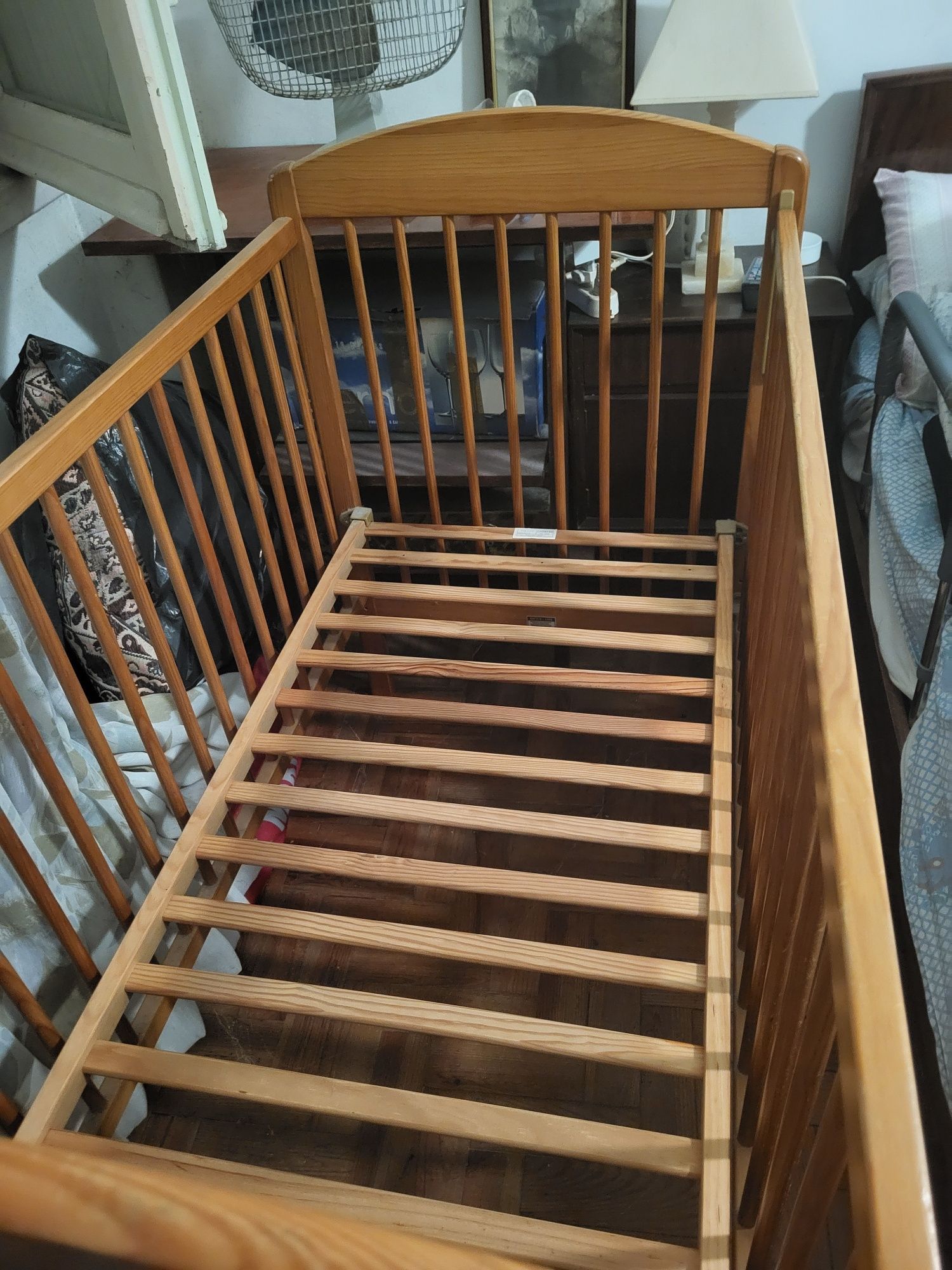Cama de madeira de bebé com colchão