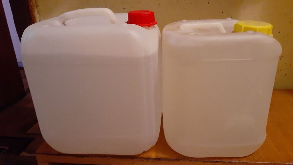 Каністри для води.