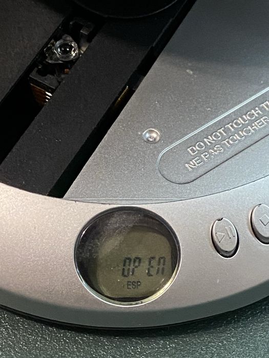 CD-плеєр Bush (Discman) працює