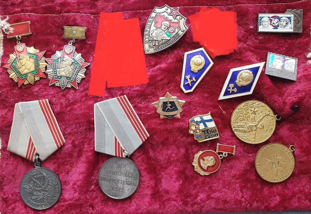 Юбилейные мед_али и зна_чки