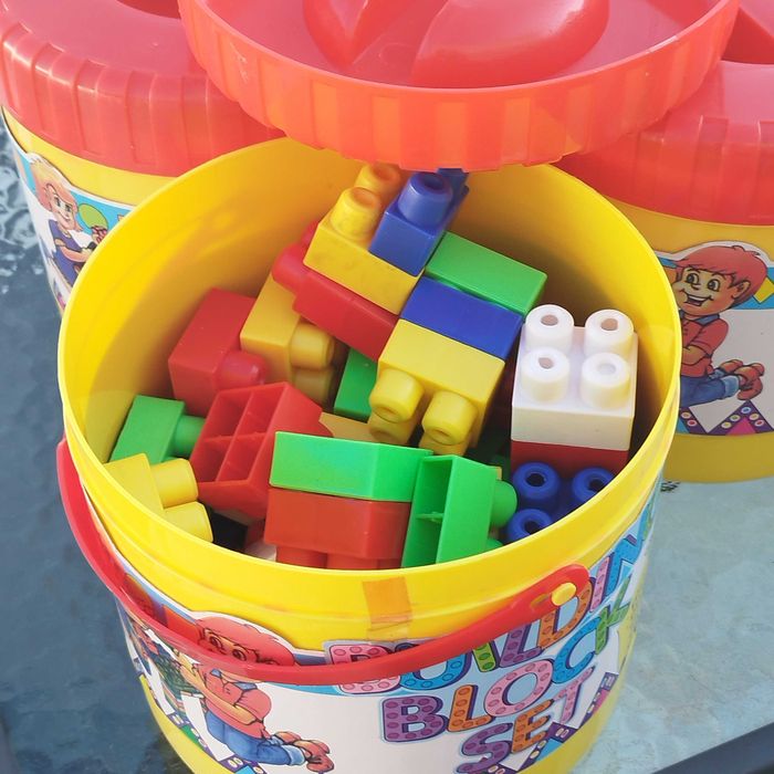 Balde de legos novos com 56 peças. Vendido