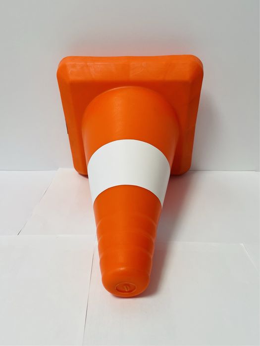 Конус дорожный сигнальный КС-1.3 жесткий, устойчивый, с белой полосой.