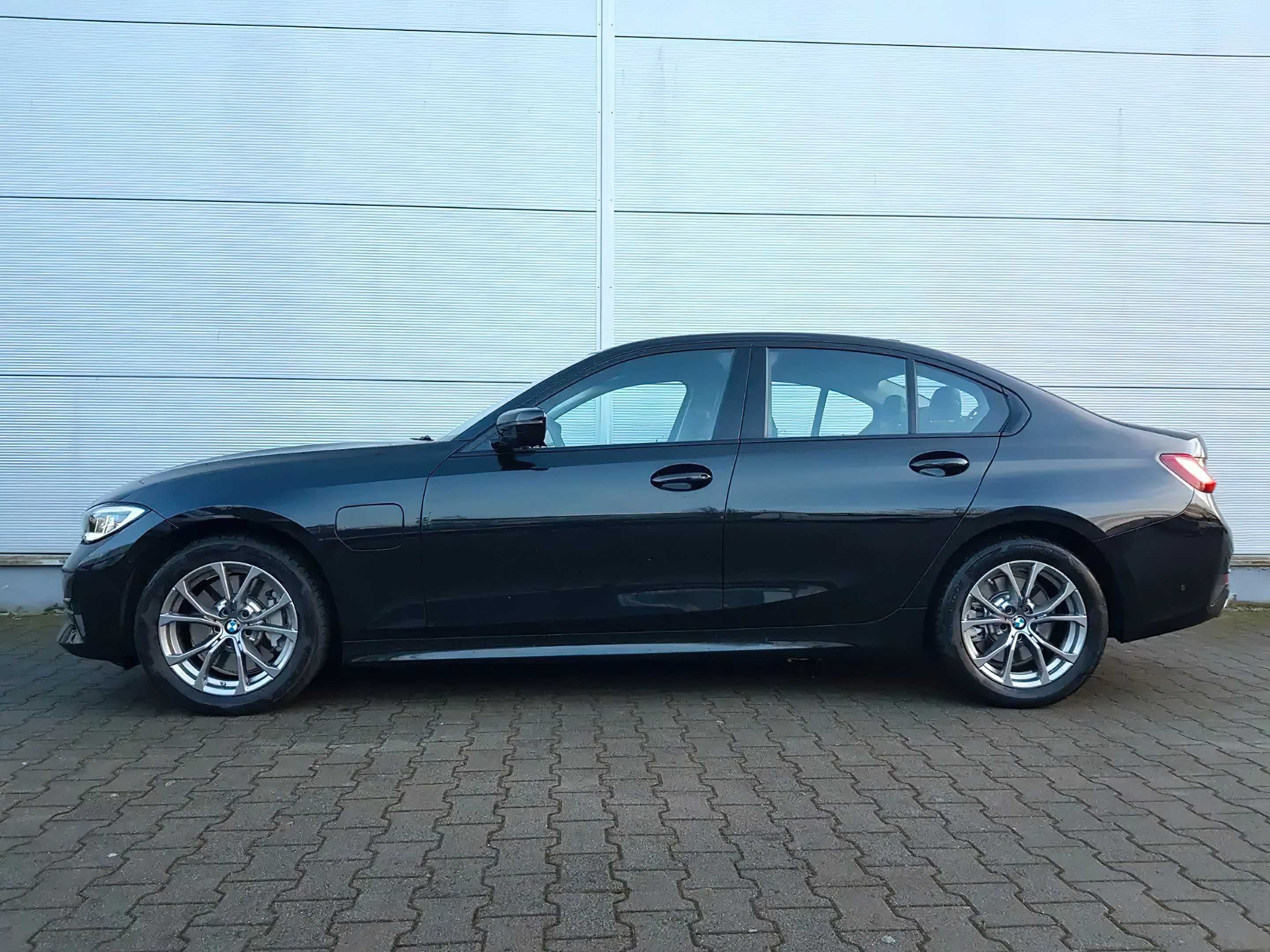 BMW     330E 2020